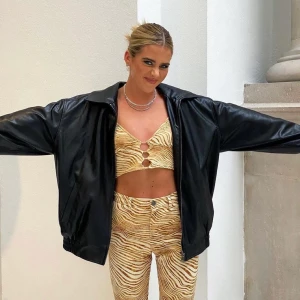 Motelrock läderjacka  - Säljer min ursnygga jacka från olivia niells collektion med motel rocks som är helt slutsåld. Köpt för 1120kr. Jackan är PERFEKT för hösten samt våren, använt ett få antal gånger. Vid övriga frågor är det bara att fråga 🤍