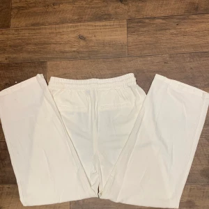 Linnebyxor från Vero Moda - Säljer mina helt nya linnebyxor från Vero Moda, stl S. Kan skickas bild på modell om det skulle önskas💕 300kr + frakt 
