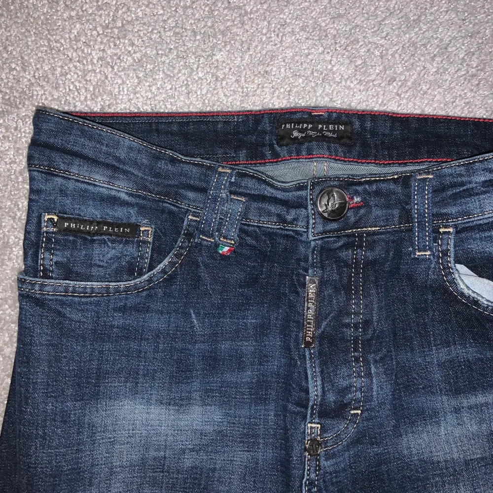 Philipp plein jeans köpta i italien, storlek 46 men känns mindre i storlek. Jeans & Byxor.