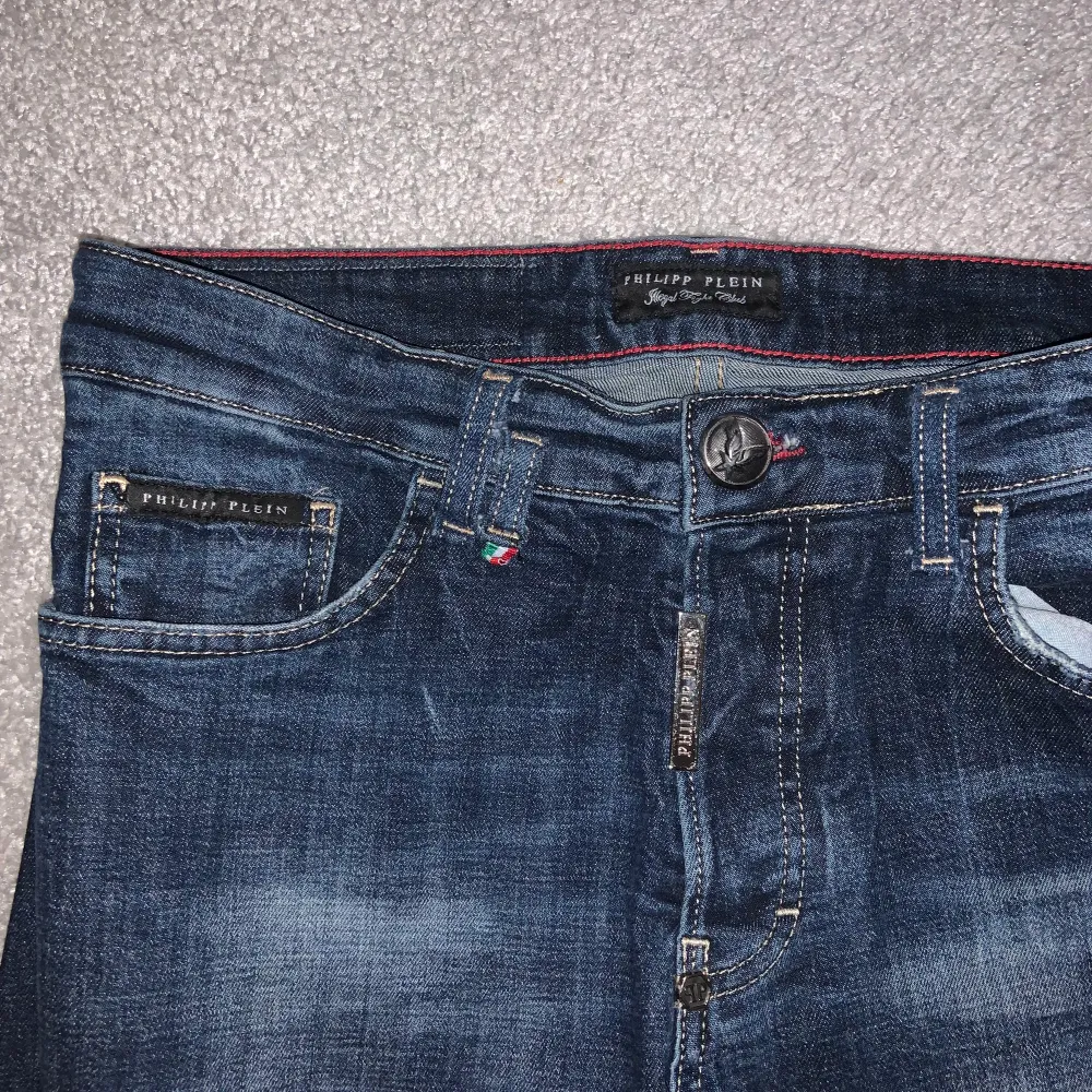 Philipp plein jeans köpta i italien, storlek 46 men känns mindre i storlek. Farkut & Housut.