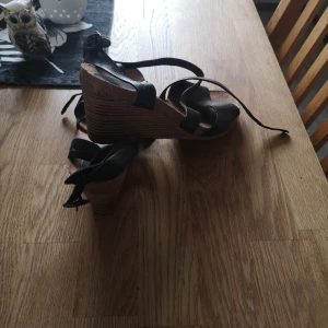 sandalett med kilklack   - Kickers sandalett med kilklack  i st 38 