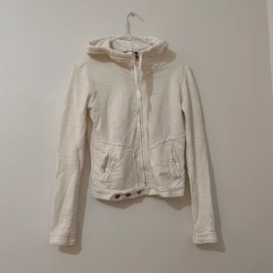 Zip-up hoodie  - Cool zip-up hoodie med vingar på ryggen och snygga detaljer! 