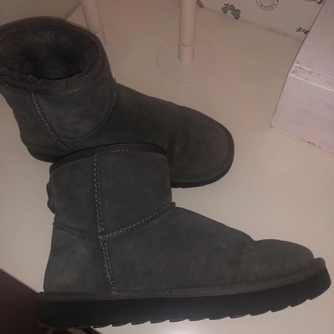 Gråa ”Uggs”  - 91