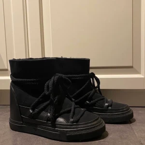 Inuikki boots - Inuikki boots höga inköpta i slutet av förra vintern sparsamt använda i väldigt bra skick. Köptes för 2800. Bud börjar på 1800 köp direkt för 2000 