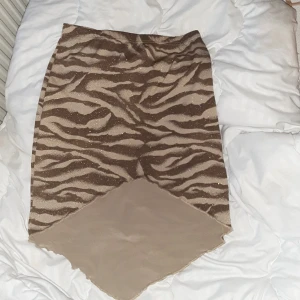 Mini kjol  - Tiger-mönster kjol. Storleken som står är M/L mrn passar även S. 