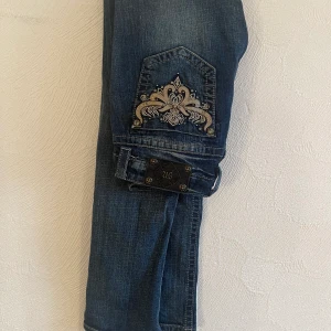 Miss Me Jeans - Lågmidjade Miss me jeans model straight. Bra skick. Storlek 29 passar en 36/S. Innerbenslängden 86, Midjemåttet 84. Frakt 69kr. Hör av er om ni har några frågor!