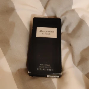 Abercrombie and Fitch First instinct blue - Super god söt parfym. Använd endast 2-3 gånger. Inköpt för 600 kr och säljer för 500