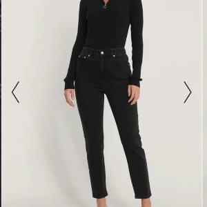 Jeans  - Svarta jeans från NA-KD i storlek 34. Kan även skicka om önskas, fraktalternativ kan diskuteras.