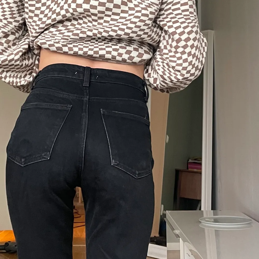 Zara svarta slim fit jeans, storlek 34, nästan som ny, använd max 3 gånger. Jeans & Byxor.