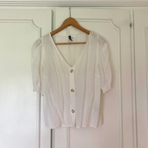 Vit blus H&M strl 36 - Vit blus från H&M i storlek 36, använd ett fåtal gånger därav mycket bra skick💖 obs! köparen står för frakten 
