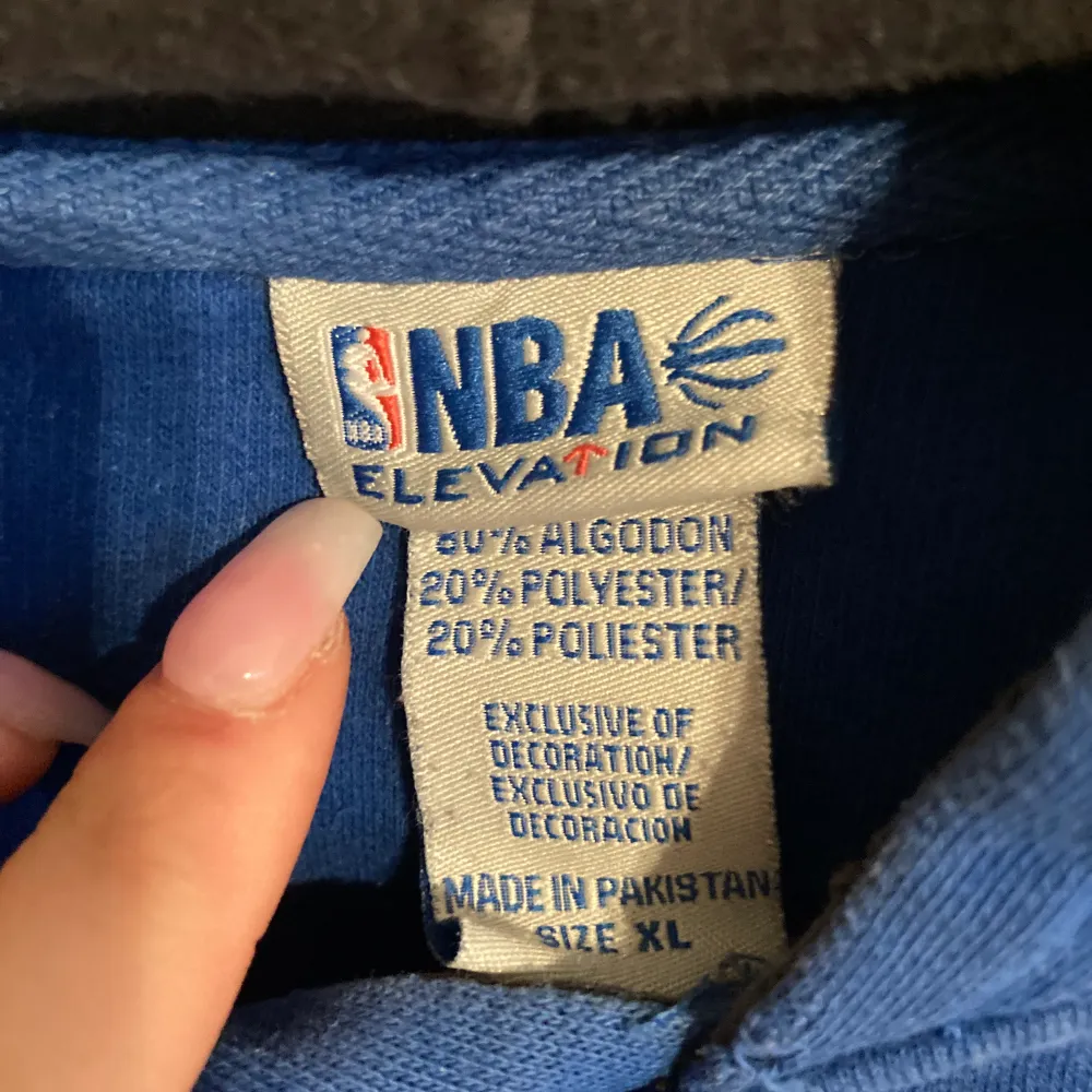 Super snygg blå Nike nba hoodie. Äkta. Säljer eftersom den inte används. Defekt:en liten fläck på fickan av nagellim, därav det låga priset. Syns inte alls när man viker upp den❤️❤️. Hoodies.