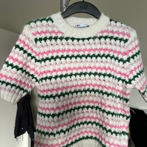 Tröja - En stickad tröja ifrån Zara. Spontanköptes i våras men har inte kommit till användning! Är i nyskick! Ganska liten i storleken, men blir lite oversize på mig som vanligtvis har M