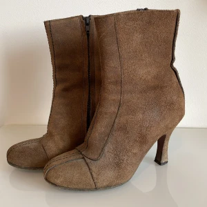 Mocka klackar från Marni stl. 36 - Retro höga mocka klackar. Köpta för 16 år sedan nypris 7000:-. Använda 2 ggr pga av att jag inte är en klacktjej. 