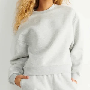 Sweatshirt  - Ljusgrå sweatshirt från Ginatriot i storlek xxs, säljer för 50kr+frakt 