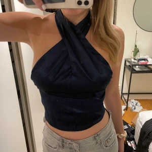 Bikbok sidenlinne - Jättefint festlinne från bikbok i färgen marinblå💙