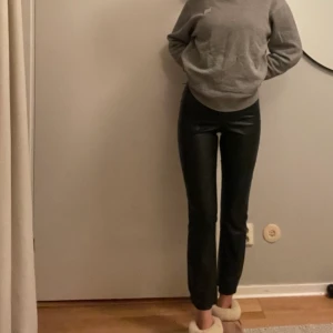 Skinnbyxor - Jättefina svarta skinimitations byxor. Modell kickflare, lite kortare utsvängd modell. Jättebra skick. Storlek 34, från Carin Wester💖jag är ca 168cm
