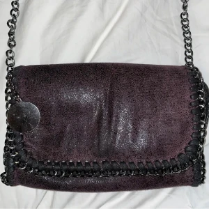 Stella liknade väska - Jättefin Stella McCartney liknade väska!! Köptes för 150kr så säljer därför för 120kr(pris kan diskuteras) är i bra skick🙌💗