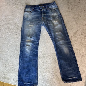 Nudie Jeans Herr - Ett av mina favoritmärken när det kommer till Jeans! Nudie är kvalitetsjeans som håller i många många år! Dessa är använda men i väldigt bra skick! Kommer förmodligen hålla i några år till. Väldigt snygga Slitage detaljer. Byxorna är raka vid foten.