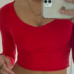 röd långärmad - röd supersöt långärmad, vet ej vart jag köpt den ifrån då lapparna är bortklippta men den har använts max 3 gånger så i bra skick