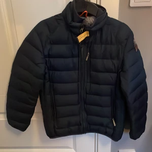 Parajumper jacka  - Säljer min parajumper jacka, storlek Xs, barn, säljer pågrund av att den är för liten, Marinblå, nästan aldrig använd, 10/10 i skick 