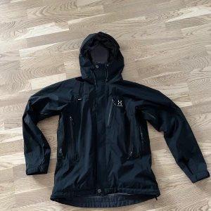 Haglöft Gore-Tex regnjacka - Svart regnjacka med Gore-Tex från Haglöfs i storlek M. I fint skick, endast använd en säsong.