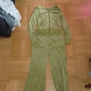 Juicy couture set - Det här är ett juicy set som jag köpte för 700. Dom är väldigt bekväma och har använt det här sättet väldigt mycket. Det är S men sitter som XS:)