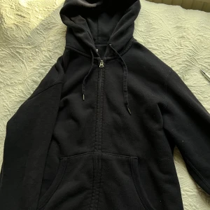 Oversized hoodie  - Oversized zip up från uniqlo! Strl M och är väldigt skön ! Köpt för ungefär 400 kr! Marinblå färg och är helt oanvänd