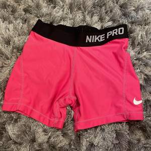 Nike pro shorts i storlek m junior(146). Säljer då jag växt ur dem. 