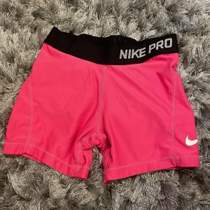 Nike pro shorts - Nike pro shorts i storlek m junior(146). Säljer då jag växt ur dem. 