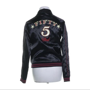 Bomberjacka - Säljer en bomberjacka som jag köpte på Sellpy för ett tag sedan. Fint skick och aldrig använd personligen då den är för liten. Storlek S men skulle säga att den även passar xs beroende på hur man vill att den ska sitta.