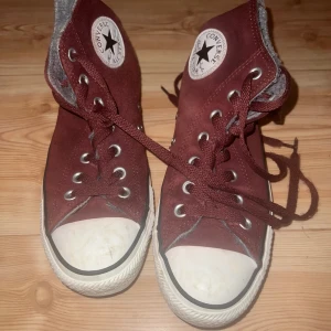 Fodrade converse - Köpta göt några år den har inte kommit till användning. Lite slitna på sidan men annars som nya.