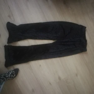 Inget  - Svarta lurviga byxor bra skick använda 1 gång stl 158-164