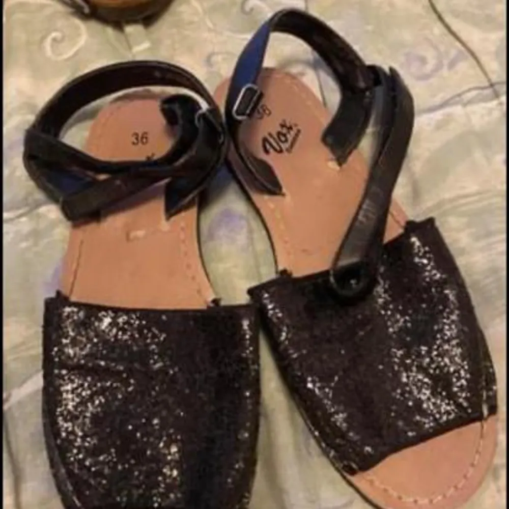 Svarta sandaler med glitter . Skor.