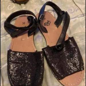 Svarta sandaler med glitter 