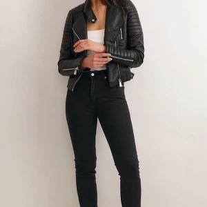 Chiquelle skinnjacka strl xs - Jätte fin skinnjacka från chiquelle i ett bra skick,haft den sen 1 år tillbaka. Orginal priset 799kr säljer för 350kr.