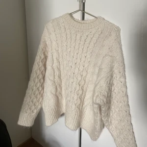Kabelstickad tröja - Vit kabelstickad tröja från Zara. Så fin nu till hösten/vintern men säljer för att jag köpt en liknande