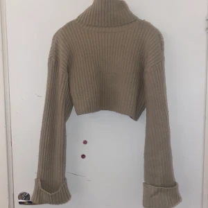 Stickad tröja - Fin stickad tröja perfekt till hösten från Gina som har används sparsamt utan något ludd. 266kr ink frakt