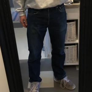Vintage Levis 501 Jeans  - Storlek w33 l30. Jag är 178 och dem passar mig:)