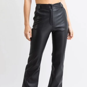 Skinnbyxor ifrån Madlady  - Jag säljer 1 par svara skinn byxor ifrån Madlady i storlek S. Knappt använda . Original pris 500kr. Säljer då jag ej tycker dom sitter bra på mig längre. BETALA INTE DIREKT DÅ FÅR DU EJ VARAN, inga returer och frakt ingår ej i priset.