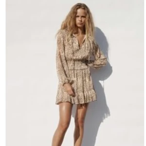 Klänning Zara  - Säljer nu denna slutsålda klänning från Zara. Klänningen är använd Max 5 gånger så den är i mycket bra skick! 🌟Köparen står för frakt 🌟