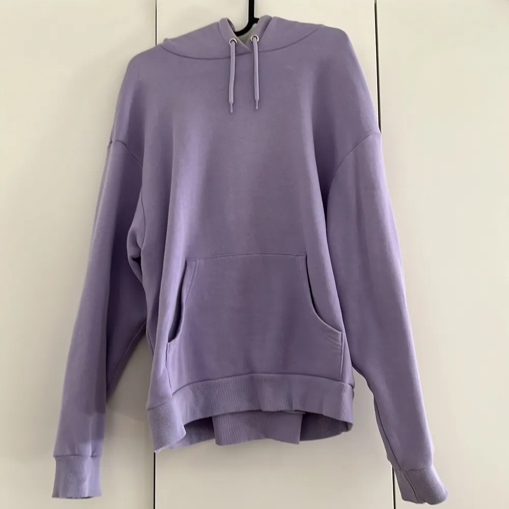 En lila hoodie i en oversized modell från Monki! Endast använd 1 gång men den har blivit lite blekt vid halsen, (skriv för närmre bild) men syns inte tydligt och är jättefin i övrigt! Strl M 💜. Hoodies.