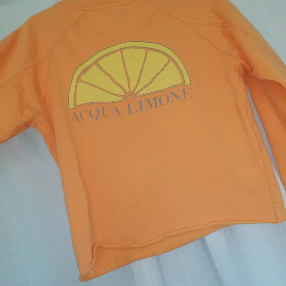 Så mysig tröja från acqua limone classics i skön orange färg, perfekt färgklick till hösten! . Tröjor & Koftor.