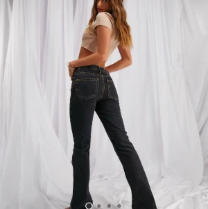 Lågmidjade jeans  - OANVÄNDA jättefina jeans som jag bara säljer då de tyvörr inte passade mig  nu när jag fick hem dom😢🤥 Slutsålda på ASOS hemsida och köpta för 429.  Tänkte kolla här innan jag skickar tillbaka om någon är intresserad kan även tänka mig att byta  