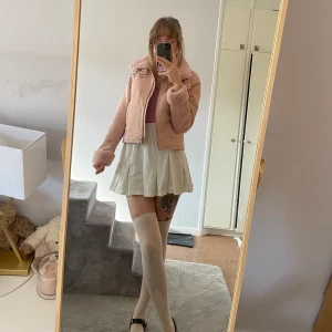 Rosa fluffig jacka  - Superfin och mysig jacka. Passar perfekt för höst/vår. Hela fodret är av det mjuka materialet och kragen går att knäppa med två spännen som sitter på. 