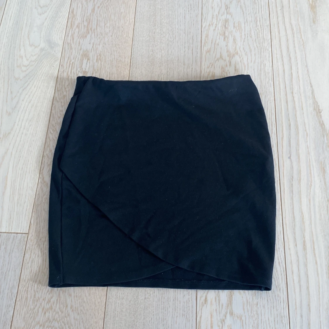 Svart kort kjol från Gina Trico