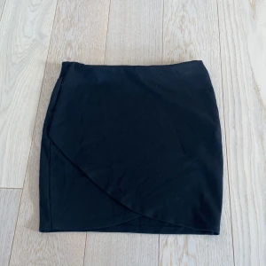 Svart kort kjol från Gina Trico - Använd, inga tecken på slitningar eller annat