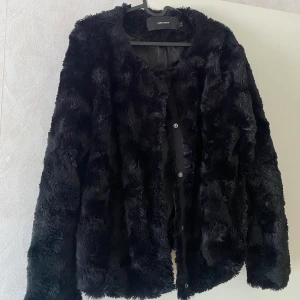 Päls jacka  - Pälsjacka storlek L. Köparen står för frakten💓
