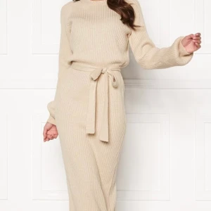 Klänning - Stickad klänning från bubbelroom. Nypris 649, storlek L. Köparen står för frakten 💓