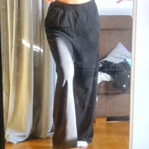 Högmidjade mjukisbyxor - Ett par långa högmidjade mjukisbyxor från hm, i storlek S men stora i storleken så passar även dem som har upp till storlek 38-40 