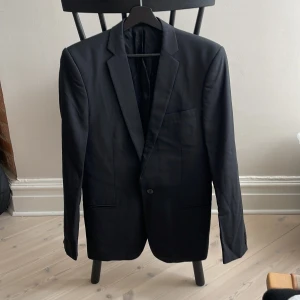 Filippa K kavaj i strl 50 slim  - En Filippa K kavaj i strl 50 slim, svart